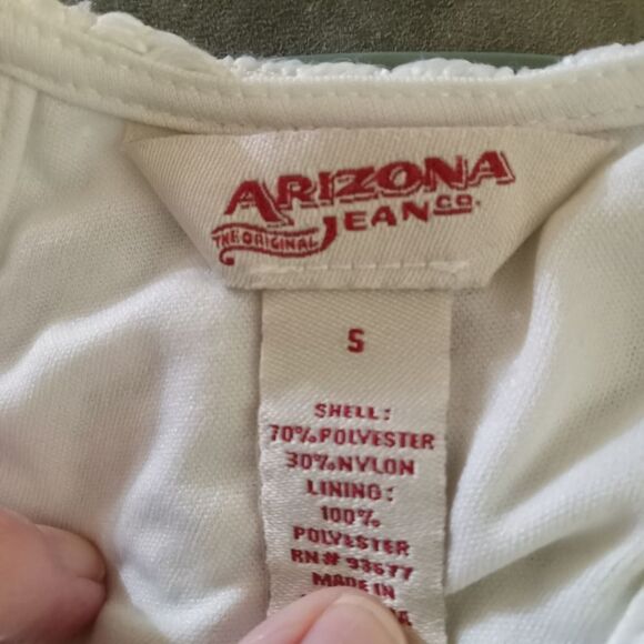 LACE/lined dress tank top with keyhole closure. - Picture 4 of 5